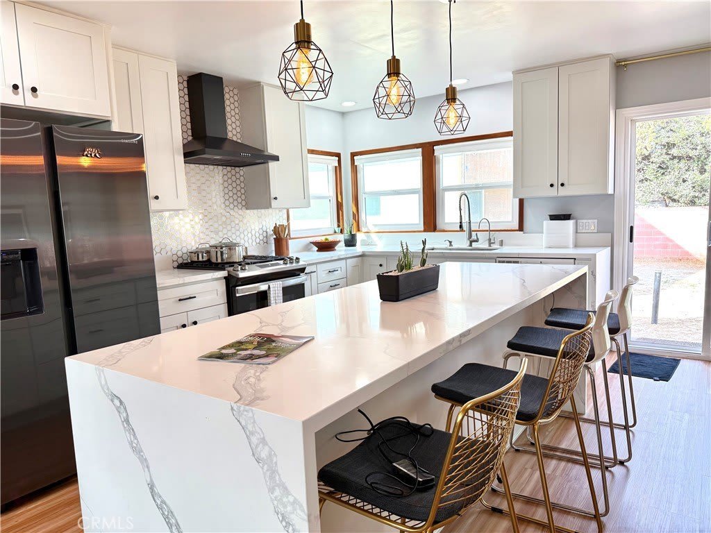 115 W Valencia Avenue