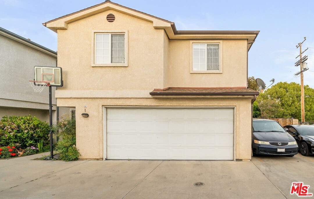 9155 Cedros Ave
