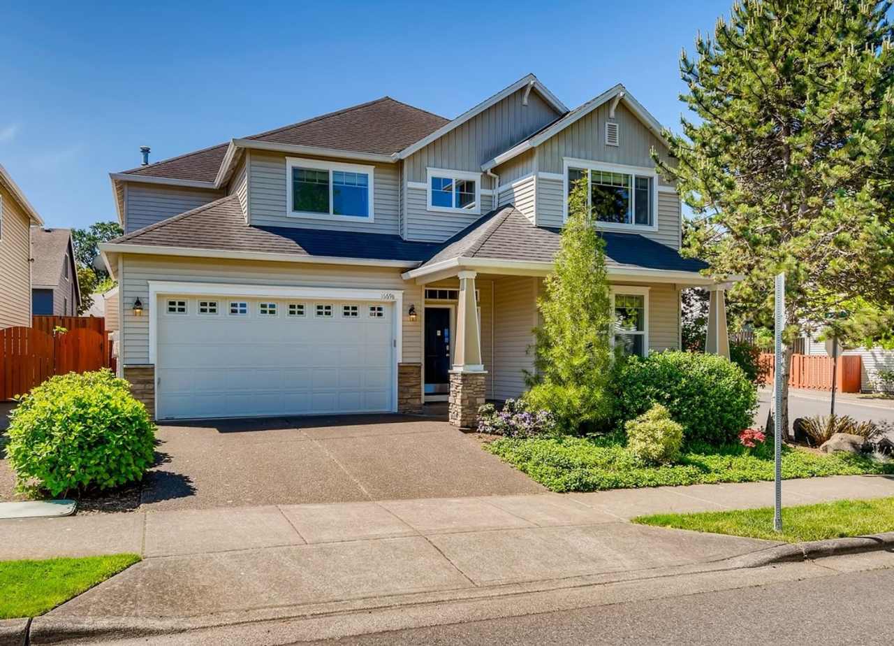 *** Arbor Ridge in Bethany! Corner Lot, Fenced Backyard, Beautiful Floor Plan, Amenities Including Central Air