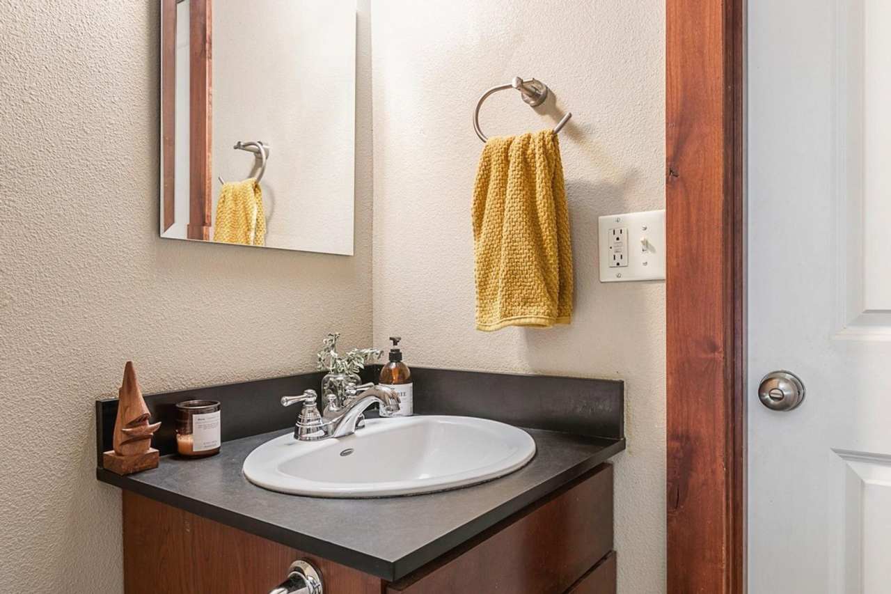 CHECK OUT THIS LOVELY 2 BEDROOM, 1 BATH CONDO CLOSE TO DOWNTOWN BEND