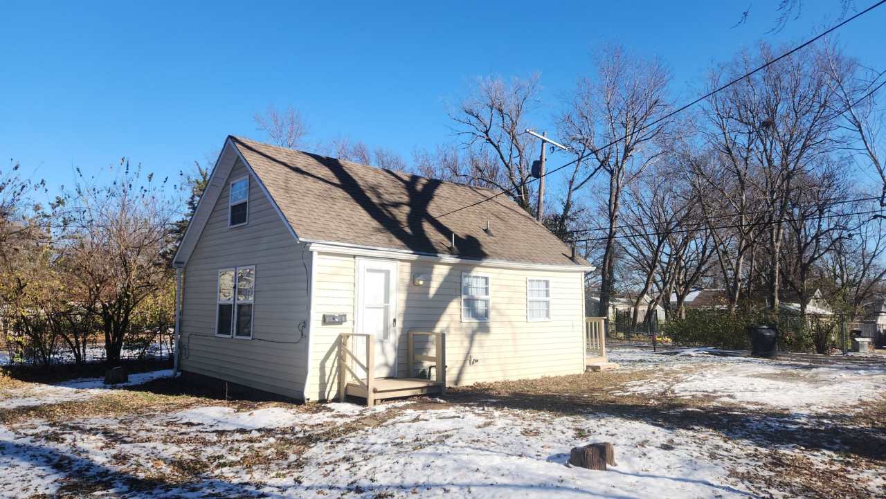 Just remodeled, nice 1BR single family home! Great value.