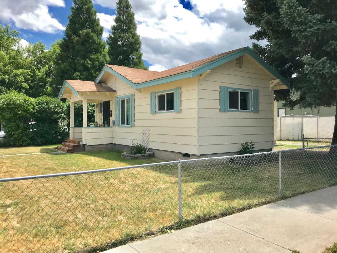 7 minutes to Sky Lakes Medical Center and Oregon Tech ~Newly renovated 3 bedroom, 1 bath house with fenced yard! - APPLICATION PENDING