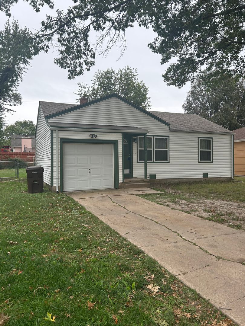 Updated 2 Bedroom Home South East Wichita - Mowing  Trash included with Rent /NO PETS