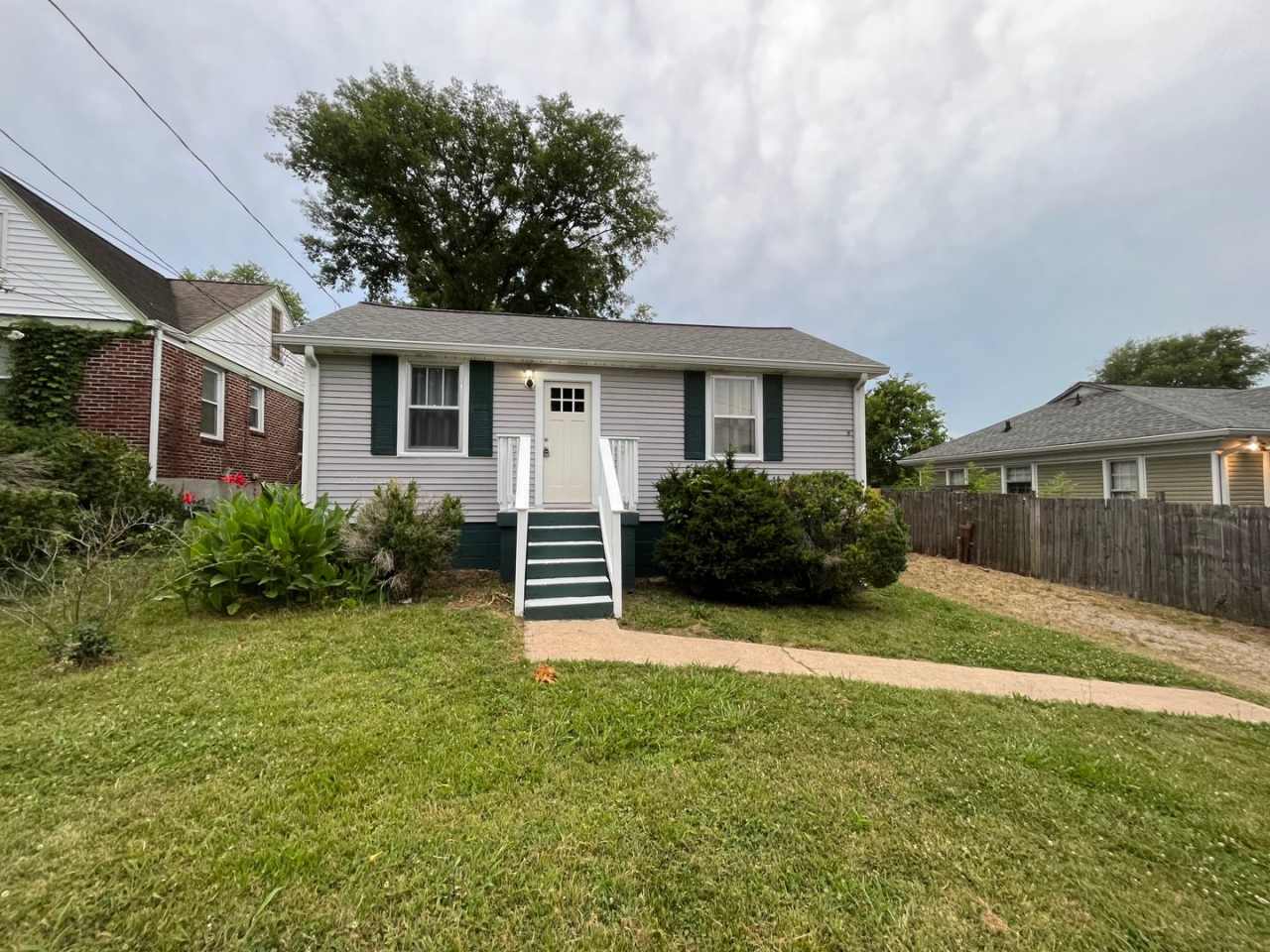 Cozy Cottage in West Nashville, Walk to Charlotte Park, Easy Interstate Access, Fenced Yard, Pet Friendly
