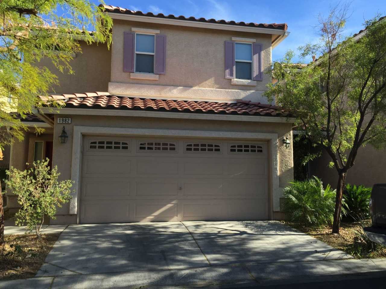 3 Bed/2.5 bath. All Tile Downstairs. Open Great Room floor plan.