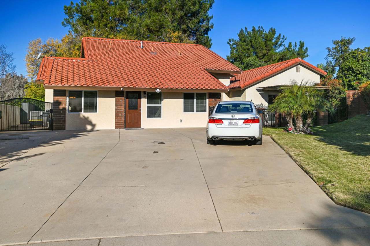 Large studio unit in a quiet Claremont Neighborhood