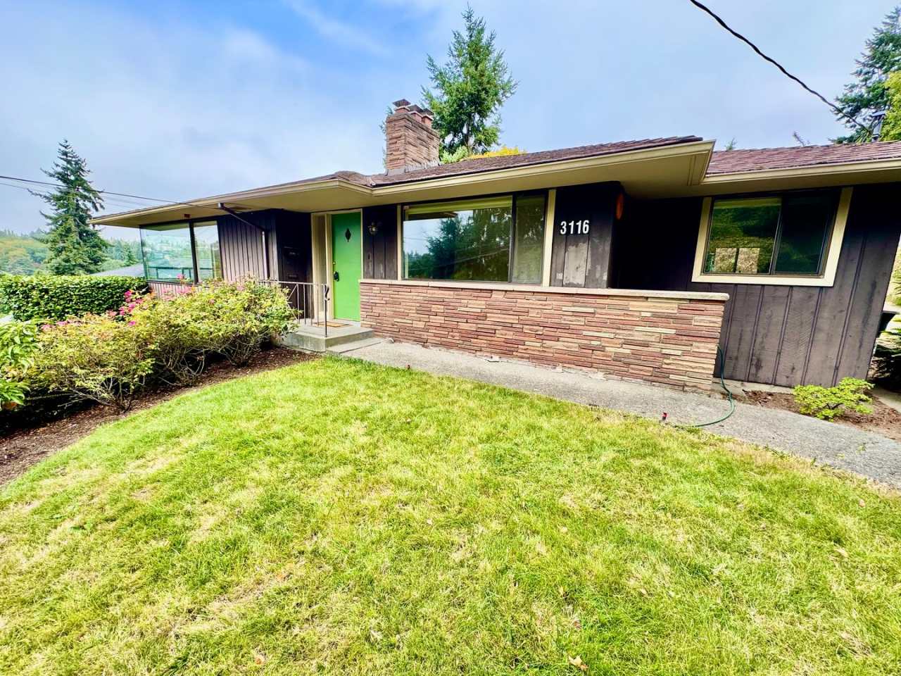 Large Mid-Century Home in Magnolia!