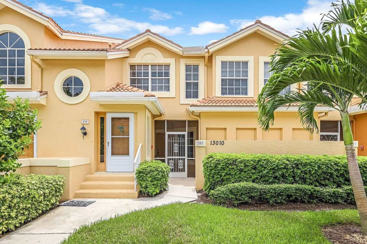 Elegant 2-Bedroom Condo in Worthington Country Club – Golf  Lake Views