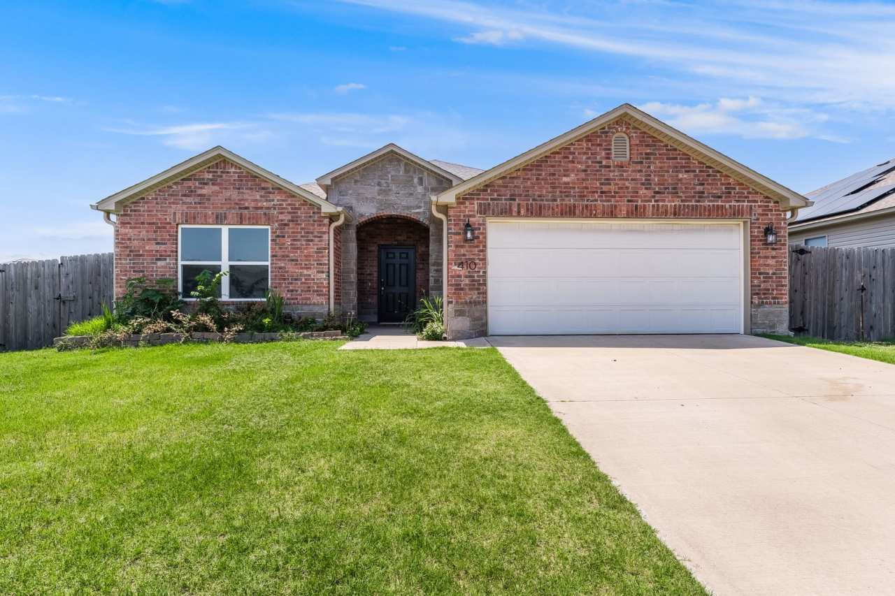 Spacious 4-Bedroom Home with Beautiful Garden  Solar Panels!