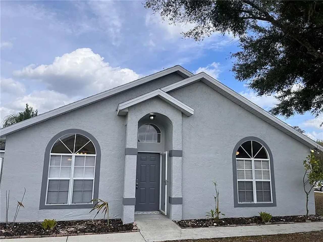 * APPLICATION PENDING. DO NOT APPLY! * CUTE! 3 BEDROOM / 2 BATH HOUSE (WINTER SPRINGS)