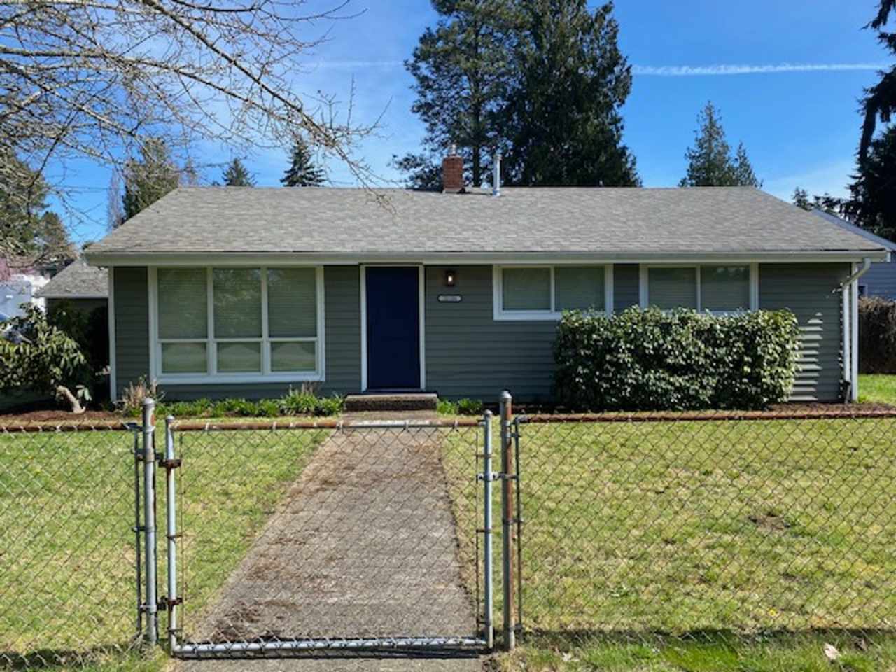 Fully remodeled Des Moines Rambler on large lot!