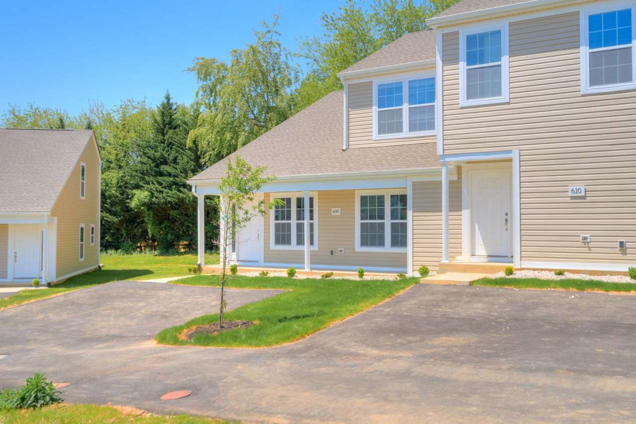 500 Twisted Oak Drive | 3 Bed 2 Bath End Unit Townhome |August 1st