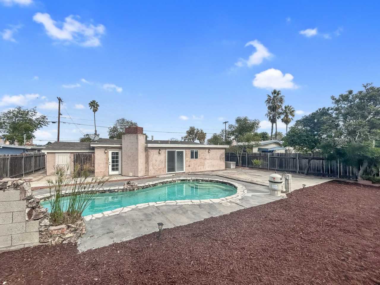 Beautiful 3B/2BA w/ Updated Kitchen and Pool in Clairemont!