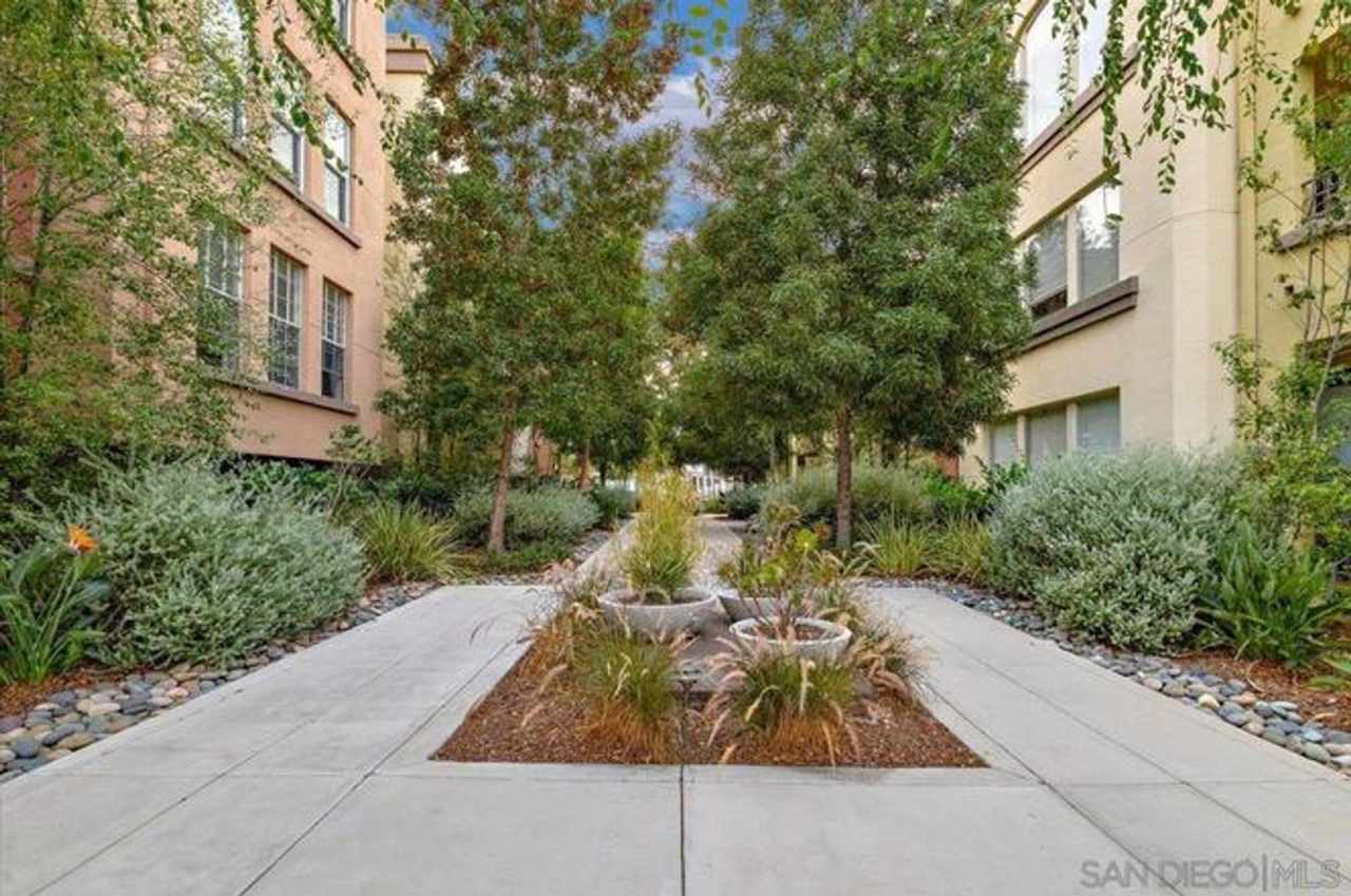 Corner unit in the heart of Hillcrest