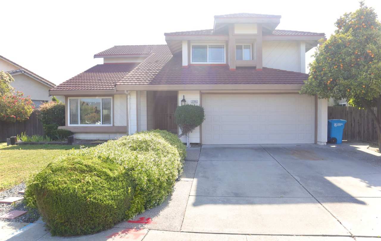 Large 5-bedroom 3-bathroom Home in Union City!