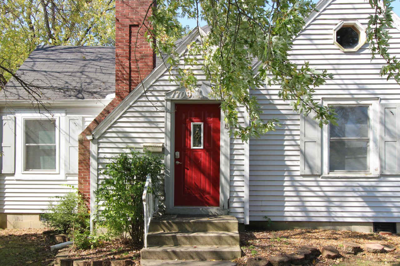 PRELEASING for AUGUST! Close to Campus