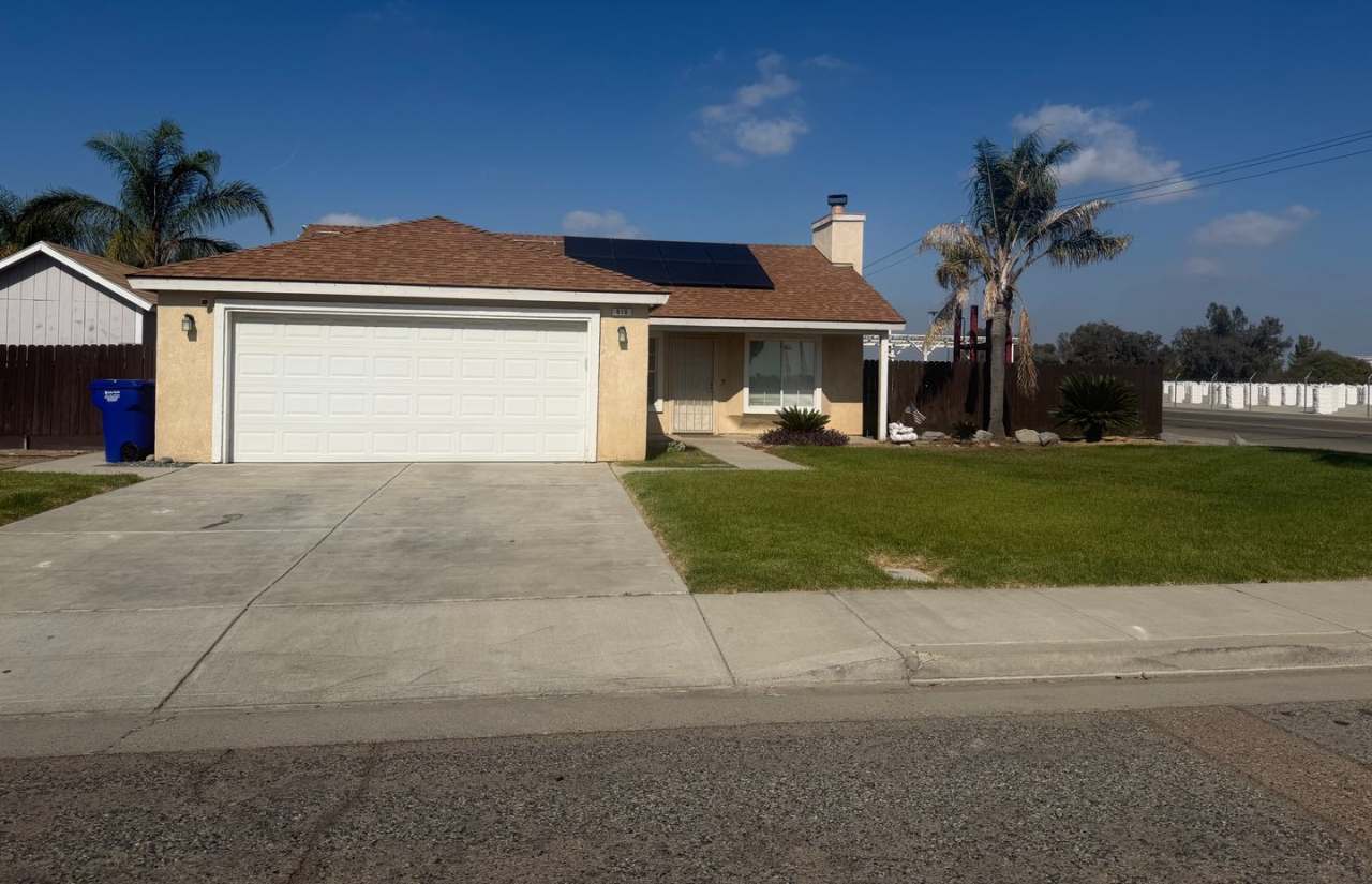 Charming 3 bedroom 2 bathroom home located in Corcoran