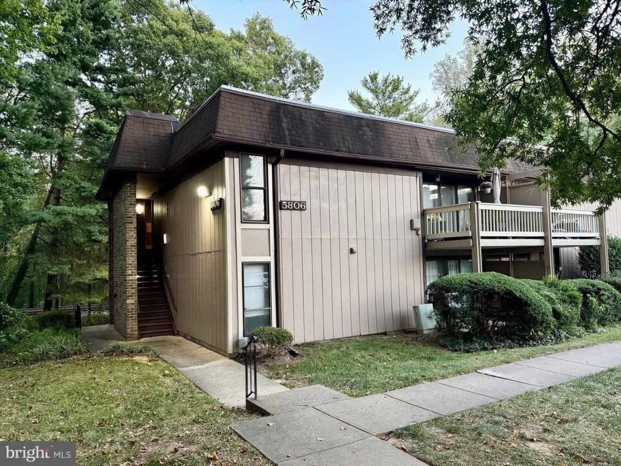 5806 ROYAL RIDGE DR #R