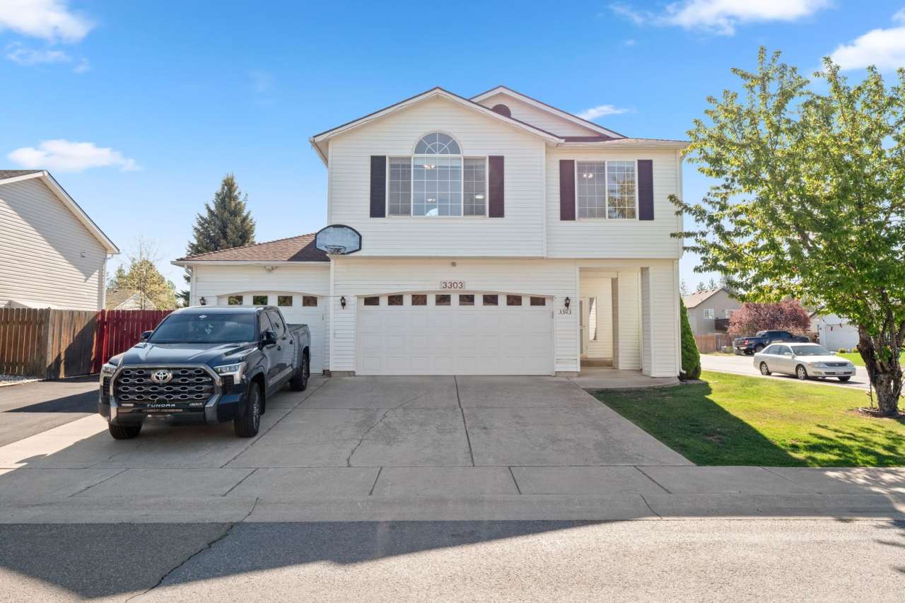 4 bedroom 3 bath home with 3 car garage in Cheney