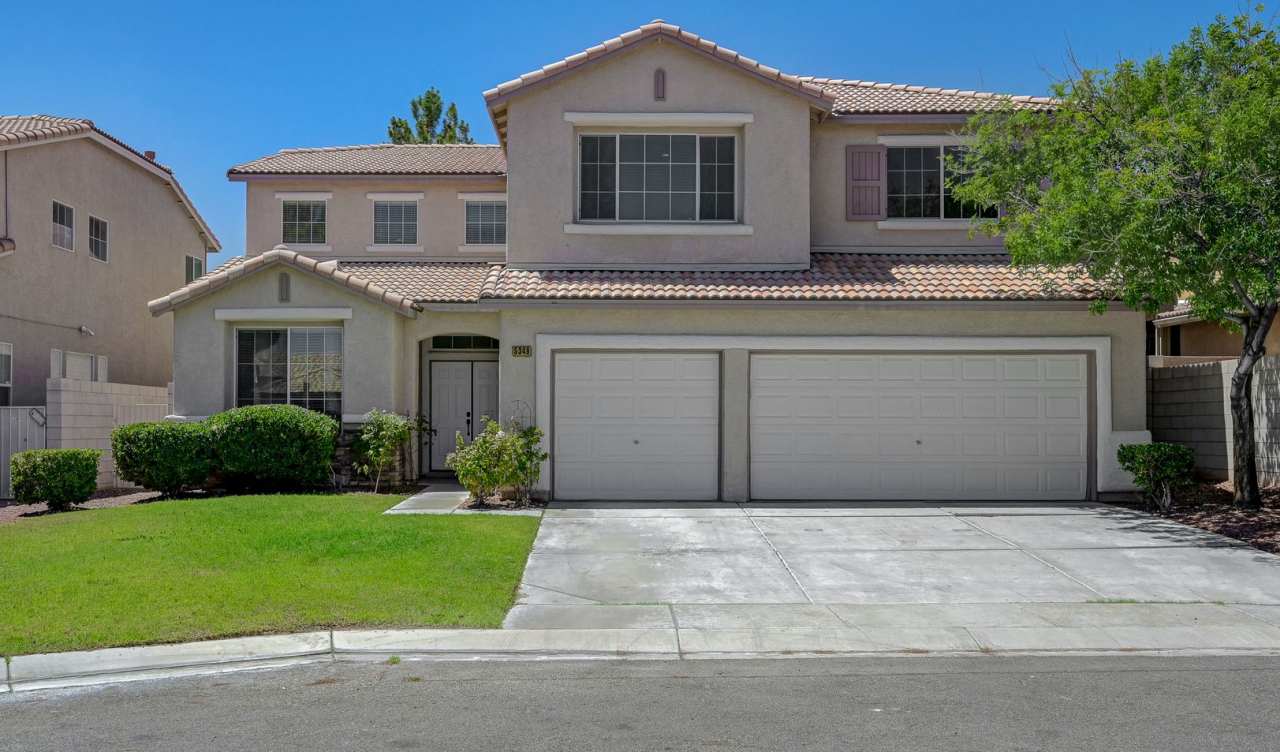 A Fabulous 4 Bedroom Home with a Sparkling Pool!!!