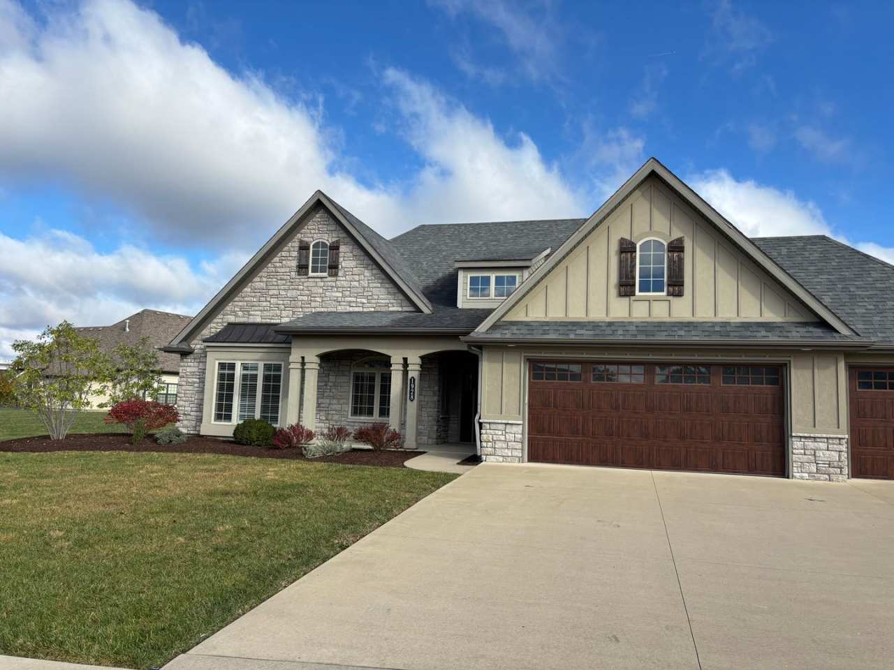 Single Family Home - Available For Rent in Old Hawthorne!