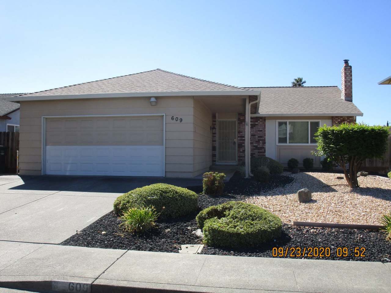 Nice Floorplan, Cute Yards - 4 Bedroom/2 Bath in Suisun City Available Now