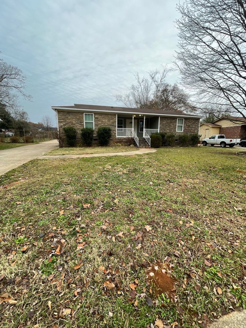 Adorable 3 Bedroom, 2 Bath Ranch Near Donaldson Center!!