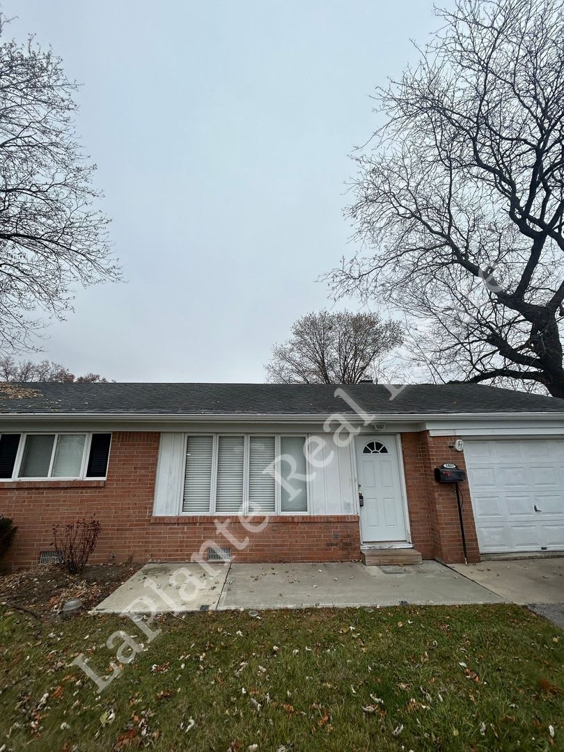 Picture-Perfect Home in Toledo, OH – 1921 Northover Rd, with Backyard  Great Curb Appeal