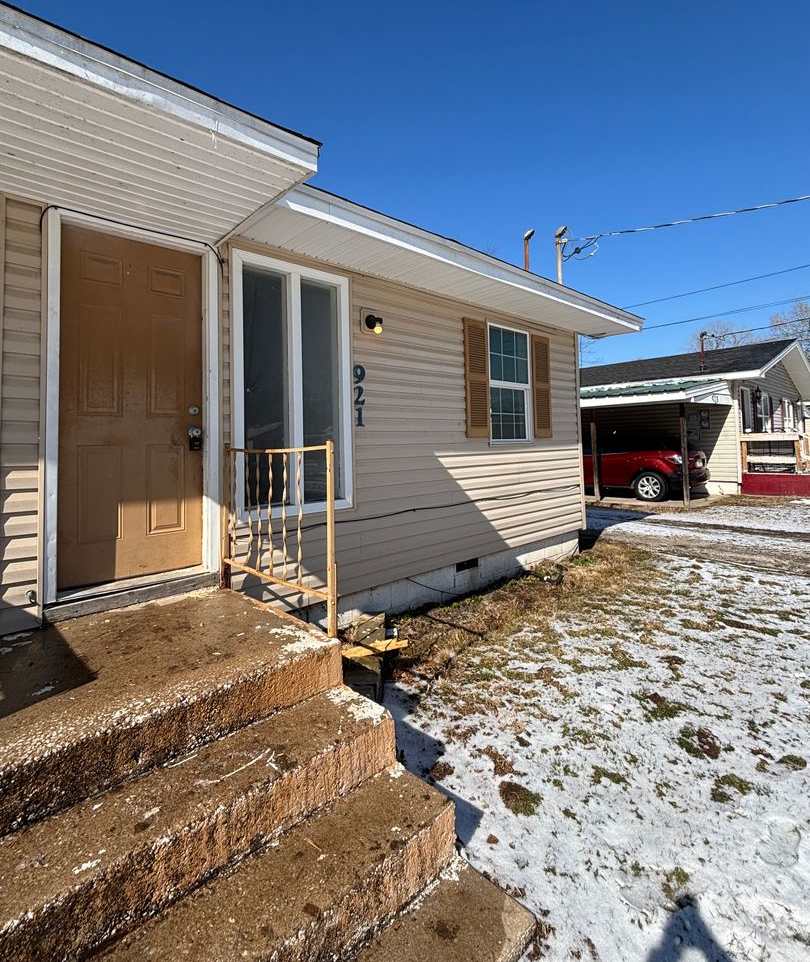 2 bedroom 1 bath duplex available now!