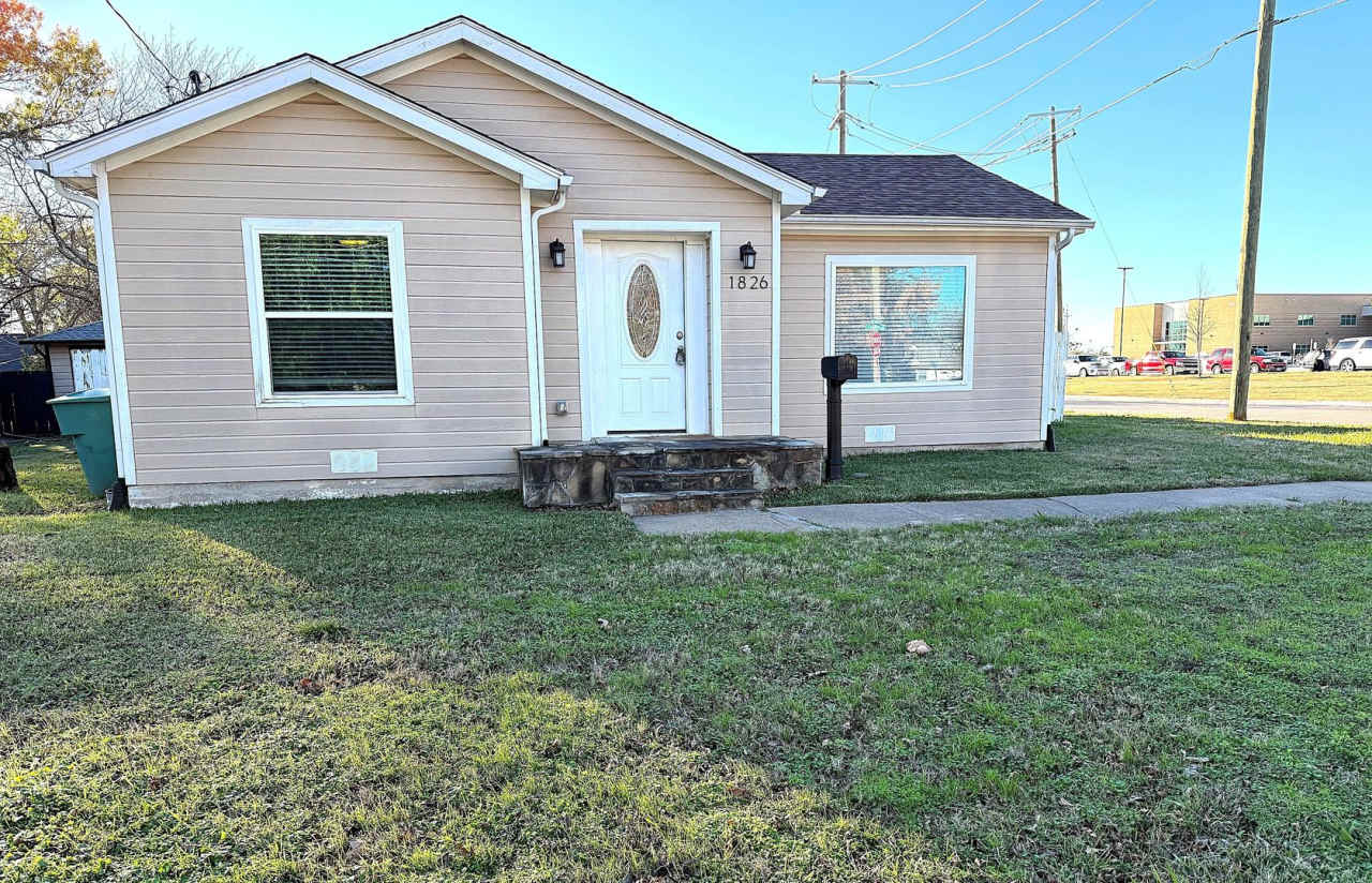 CUTE, RECENTLY REMODELED 3/2 SHERMAN HOME VERY CLOSE TO FAIRVIEW ELEM SCHOOL AND PARK!