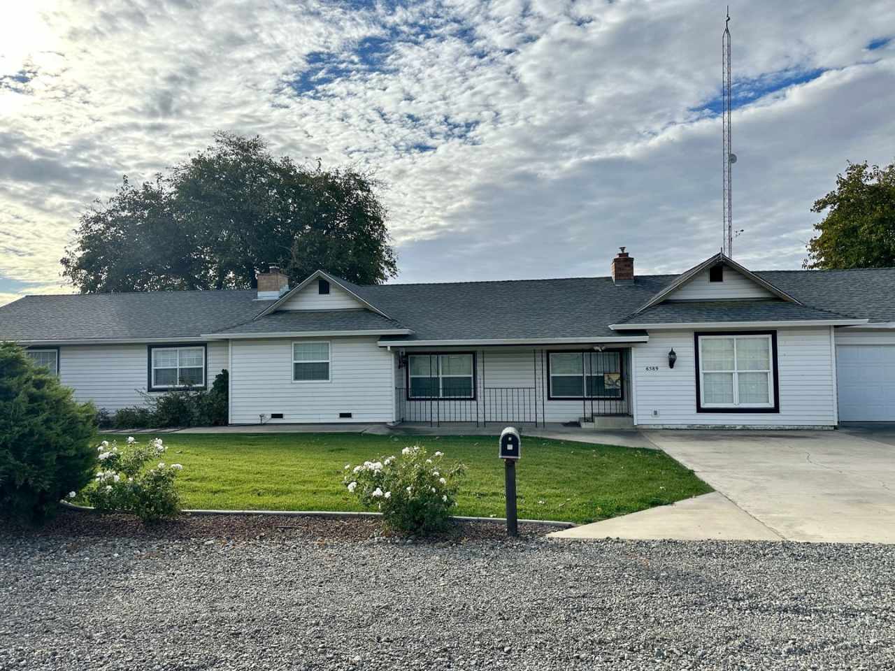 Beautiful Country Home! With Bonus Office/Den Room