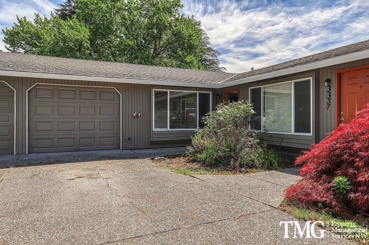 2 Bedroom Duplex W/ attached garage in Washougal