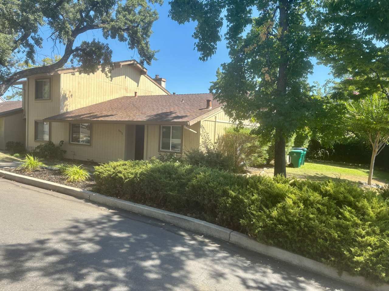 CUTE AS A BUG! Super private Eldorado Hills 2/2. Please reference ad for viewings!