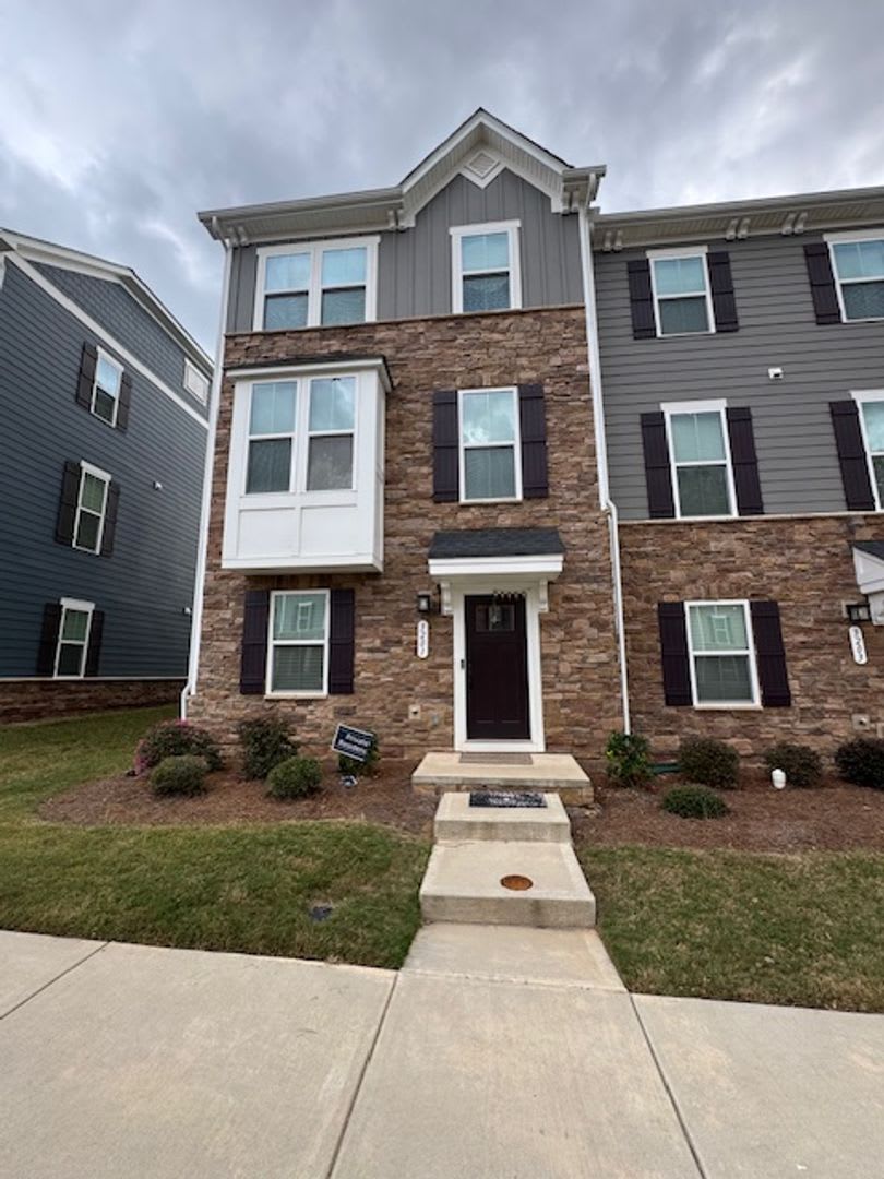 4BR 3.5BA Townhome w/ 2-Car Garage • Quartz-Island Kitchen • Balcony in Matthews