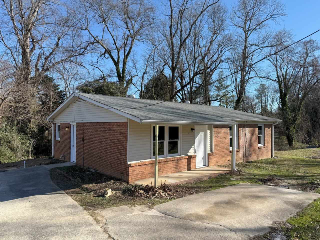 3 Bedroom House, GREAT LOCATION *FIRST MONTH FREE*