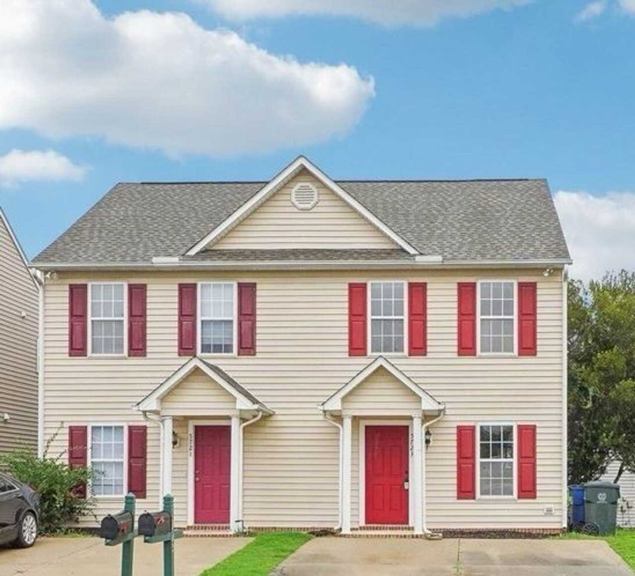 2 bedroom duplex in Raleigh with ALL the amenities included