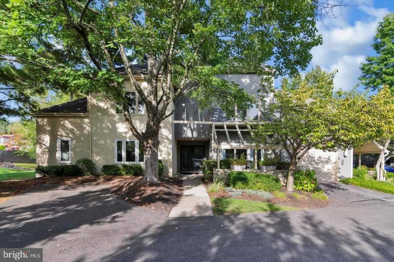 915 CHANTICLEER Drive