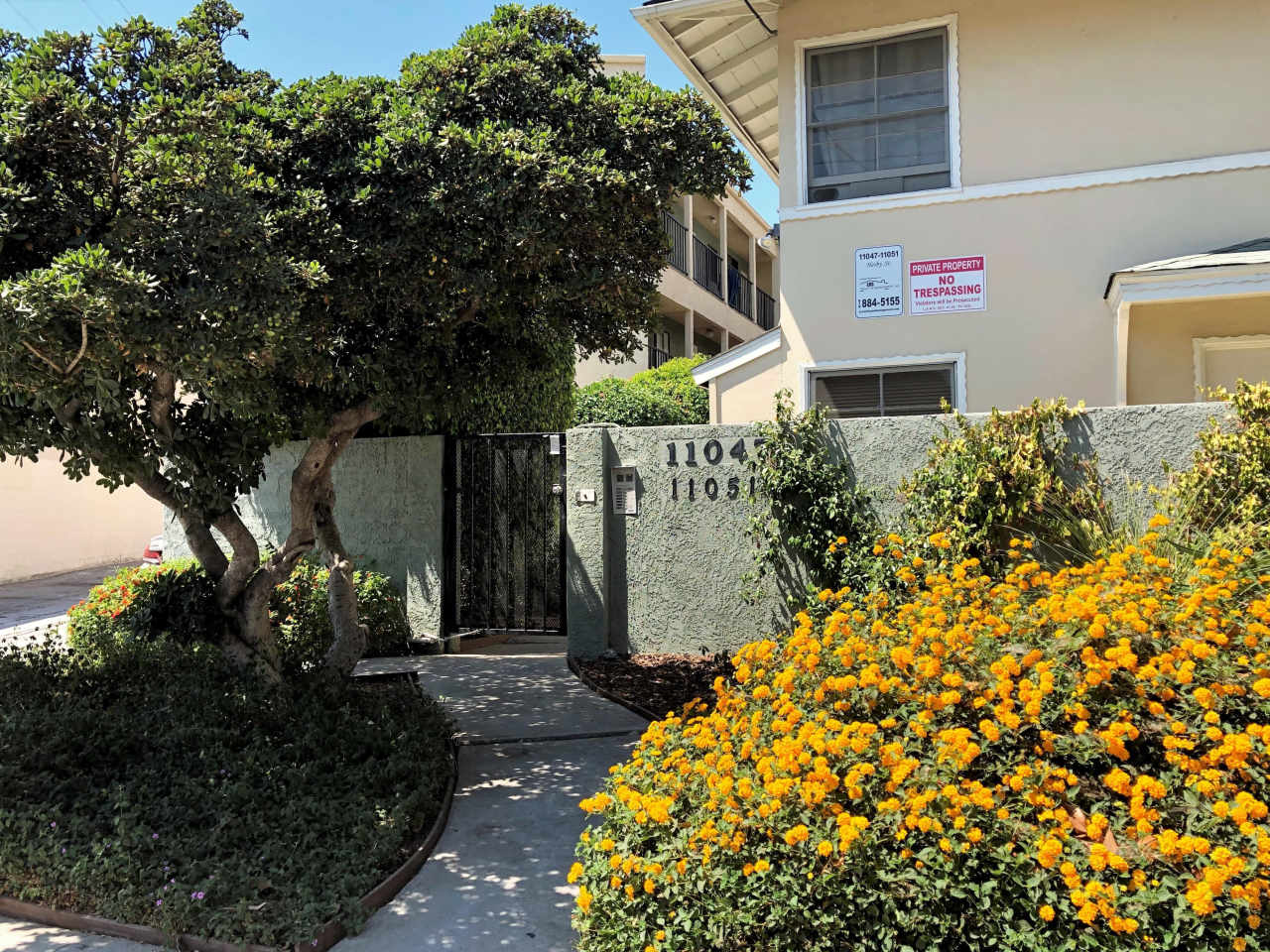 Spacious, bright and HUGE 2bd/1ba + 2 parking spots in North Hollywood!!!