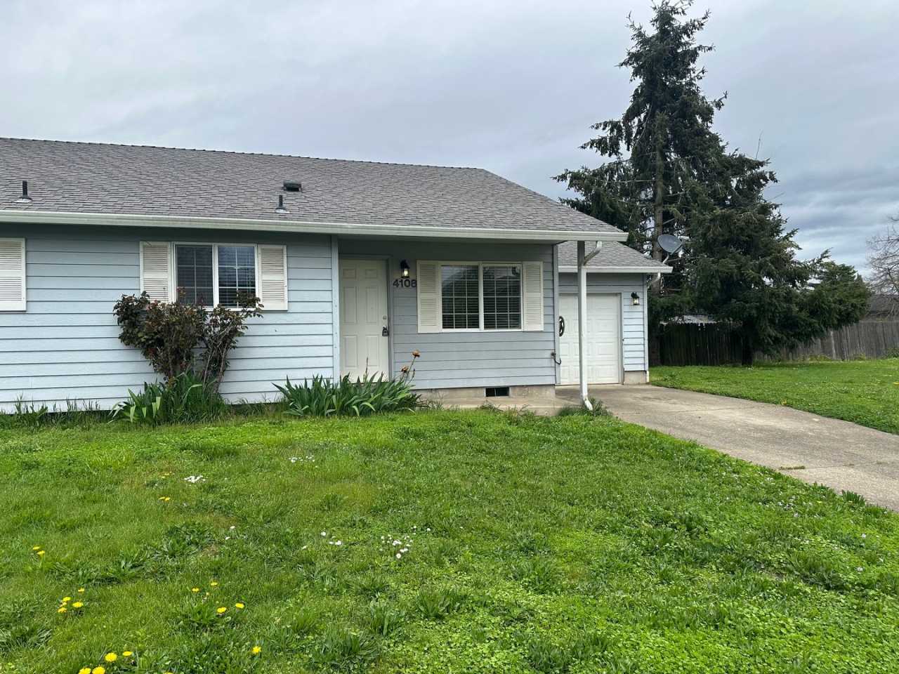 Updated 2 bedroom 2 bathroom triplex in Springfield!