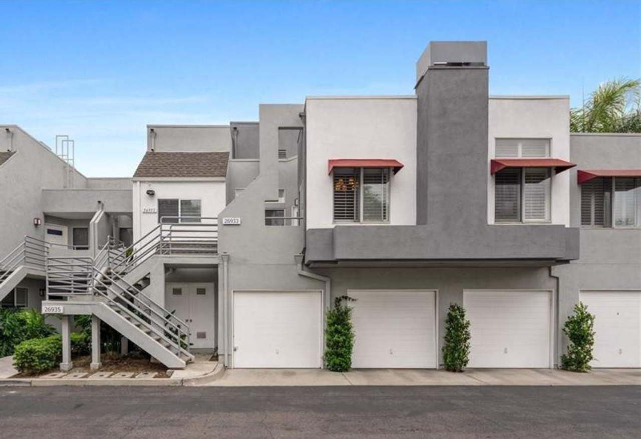 2bed/1bath w/ 1 car garage in the heart of Mission Viejo