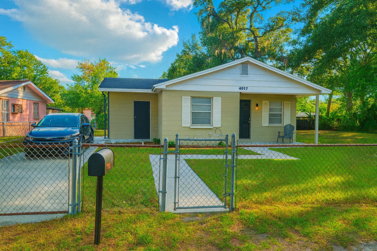Renovated 2/1 in the Heart of Tampa on a DOUBLE lot!