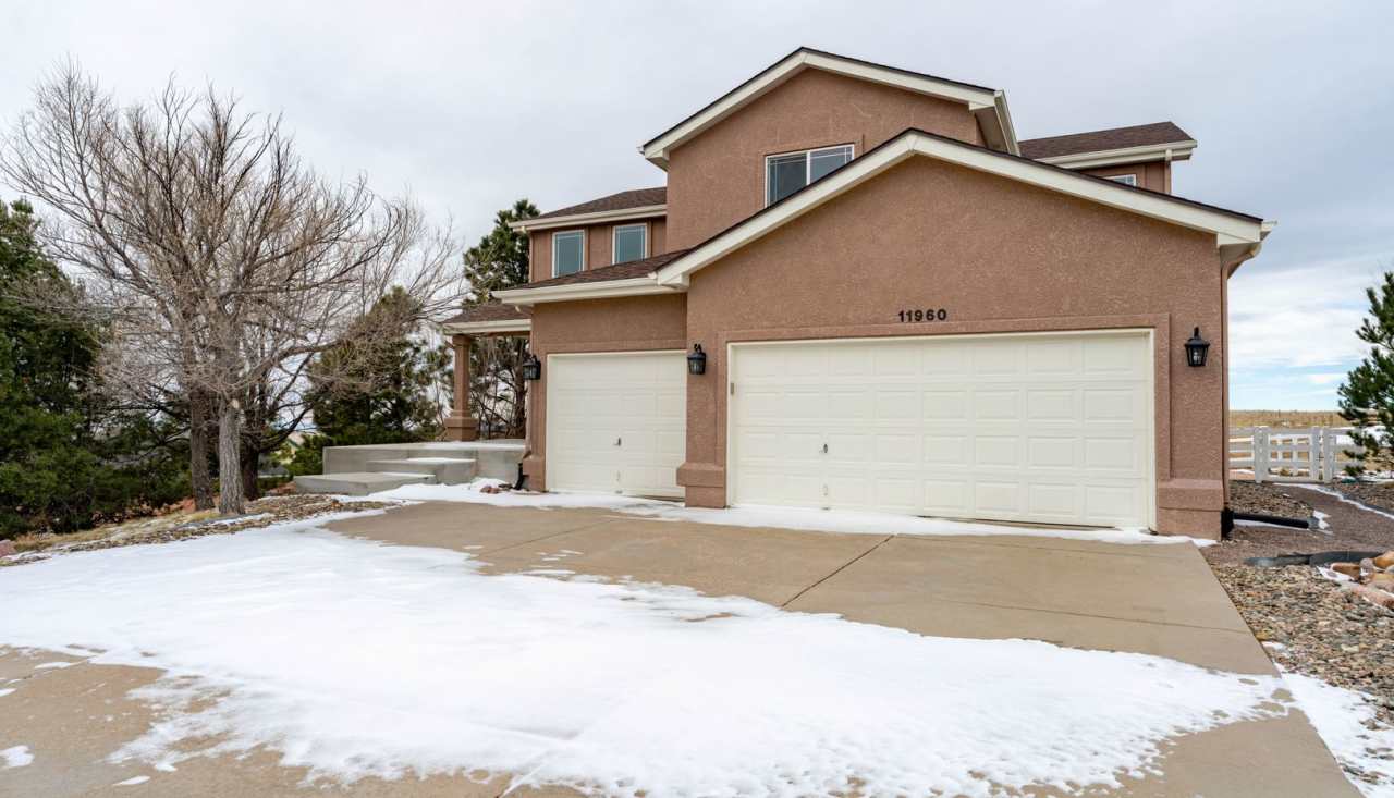 Spacious 6 Bedroom Retreat in Colorado Springs with Mountain Views