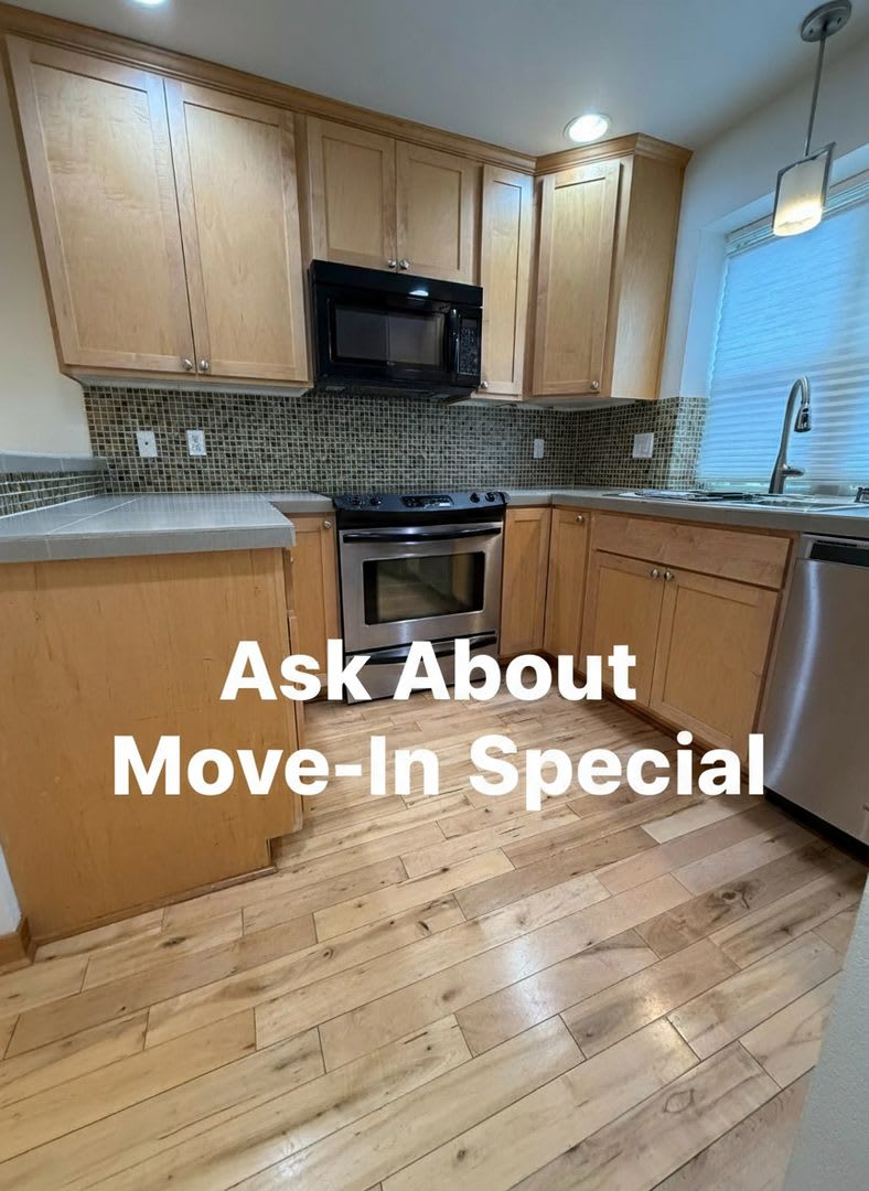 M/I SPECIAL! Highland Park Townhome w/ 3BR/2BA at over 1,000 Sq Ft!