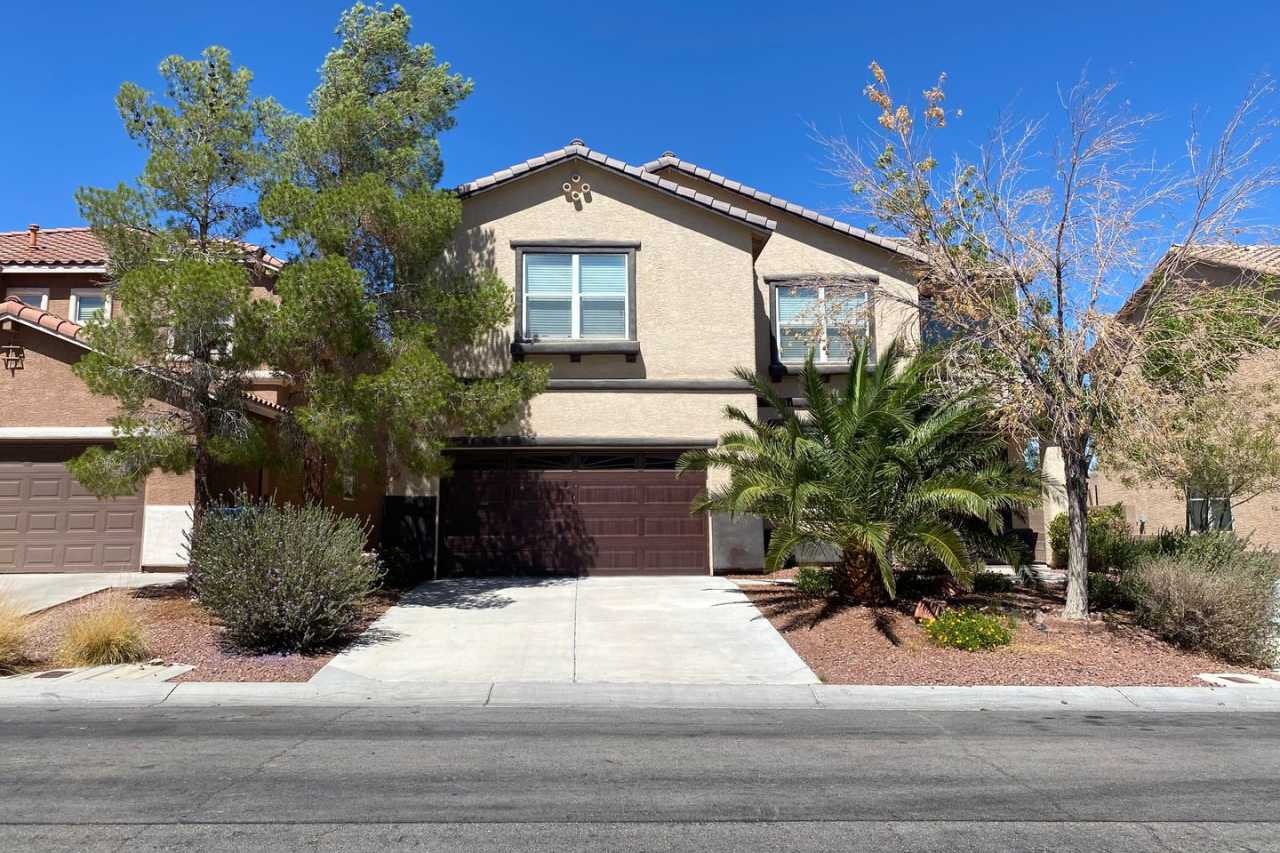 Beautiful 6 bed/3 bath home located in the SW area of Las Vegas
