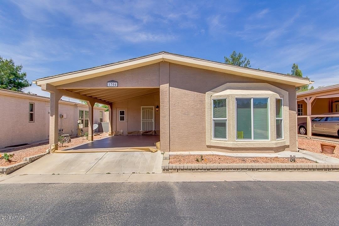 1704 E AUGUSTA Avenue