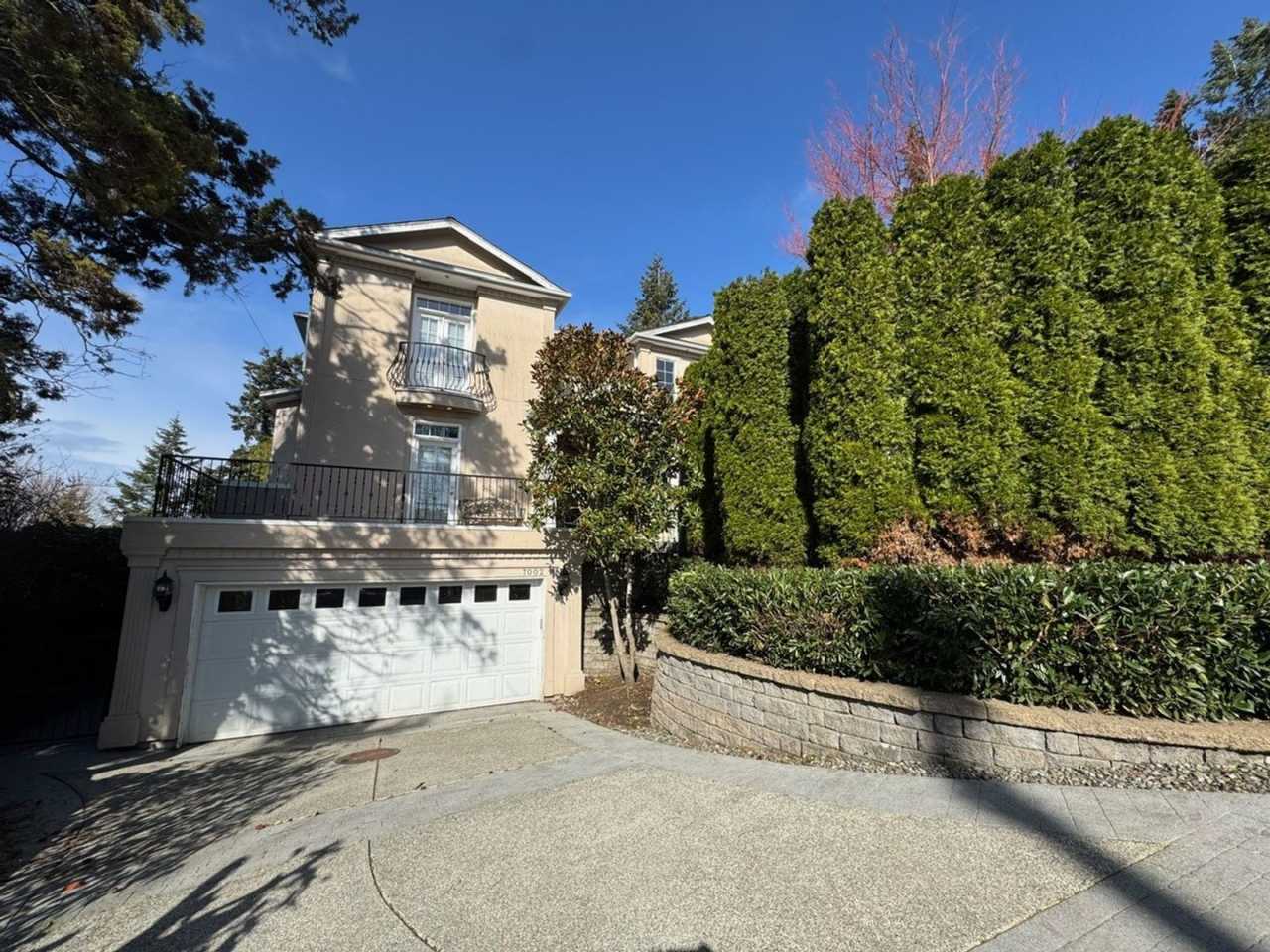 Luxury 5 bed 5.5 bath home in Mercer Island with view of Lake Washington  downtown Seattle