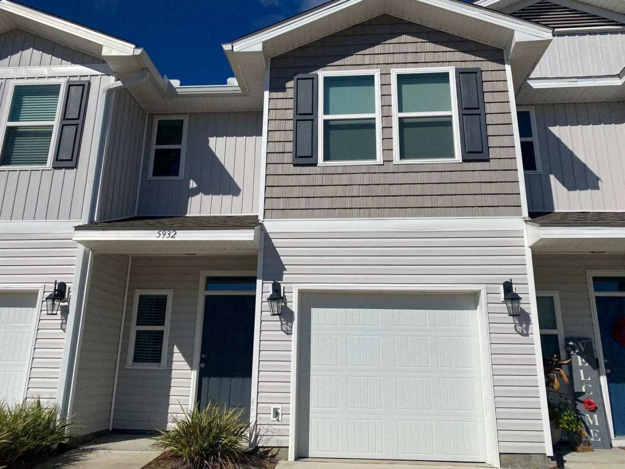 Spacious Modern Townhome; Conveniently Located! *Garbage, Pest Control  Lawncare Included!* *SPECIAL: 1/2 OFF 1st Month's Rent!!*