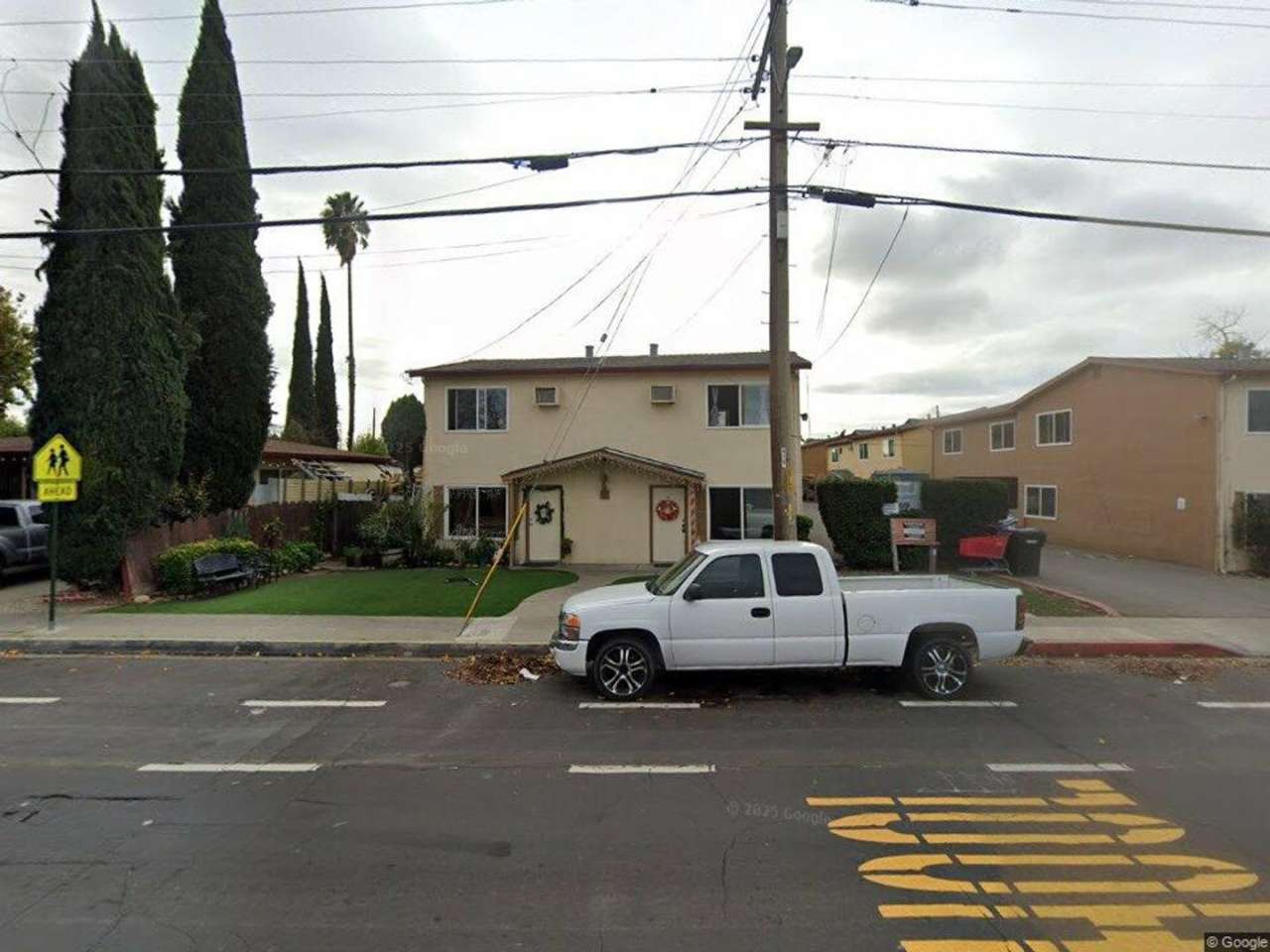 GREAT CENTRAL LIVERMORE LOCATION...CLEAN UNIT WITH 2 BED/ 1 BATH; LAUNDRY FACILTIY IN BLDG!