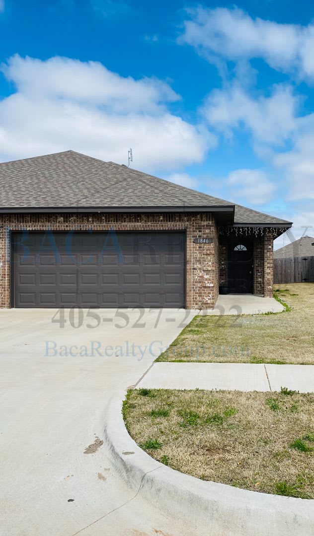 3br 2ba duplex with 2 car garage!