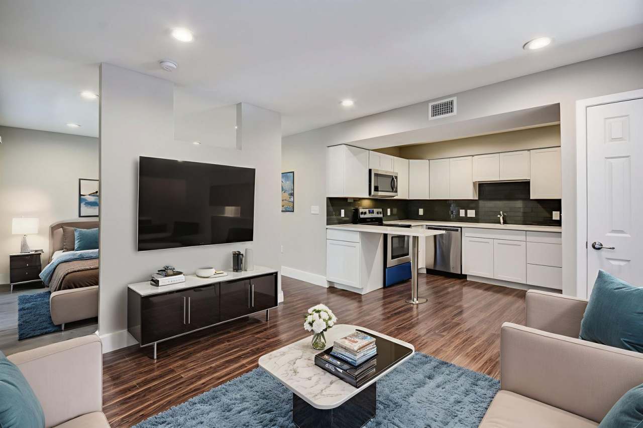 Move-in ASAP: remodeled 1 bed / 1 bath with luxury amenities